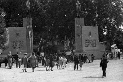 1946. Imatge del fons Porta de l’IEI que mostra l’entrada al certamen l’any 1946, quan es recupera després de la guerra. 