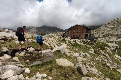 ALTA MUNTANYA. Blocs de granit, pedreres i camins es barregen en cada una de les etapes.