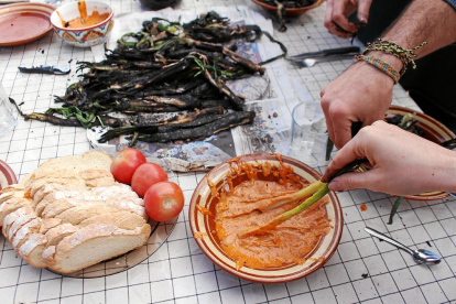 a mà. Els calçots s’acostumen a collir a mà i es trien un a un.