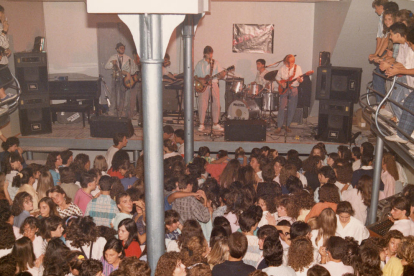 la sala original. La fusta era la gran protagonista del local en els seus inicis, de la pista a l’escenari. 