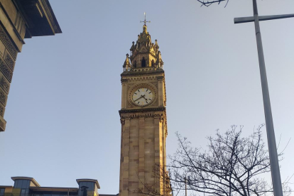 emblemàtica. La torre Albert Memorial Clock recorda el Big Ben i està torta.