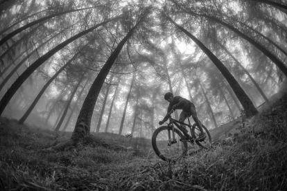 Millor fotografia de BTT. 'Bajo el cielo' (País Basc) de Pablo Pérez Herrero.