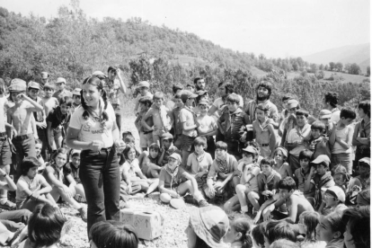 Sortides a la natura. Al centre, la directora Montse Agulló donant instruccions en una excursió.