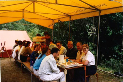 Estiu del 1991. El Bisbe Ramon Malla, de visita al campament Montsant de Vilaller.