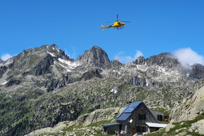 Un helicòpter transporta fins al refugi tot el necessari per al dia a dia i després s'emporta les deixalles.