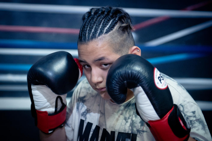 A través de la boxa els joves descarreguen molta tensió i alhora aprenen a controlar la pròpia energia i la concentració.