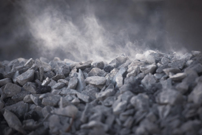 Detall de les pedres fumejant als forns que tenen a peu de pedrera.