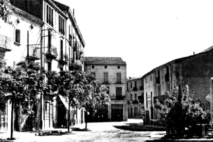 La Plaça Bertrand de Mollerussa tancada pel carrer Arbeca tal com era el 1910.