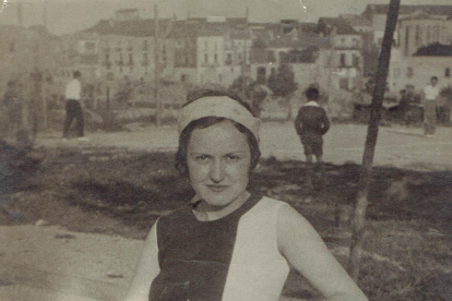 Una dona activa. Palmira Puig, equipada per a un torneig de tenis a Tàrrega el 1930