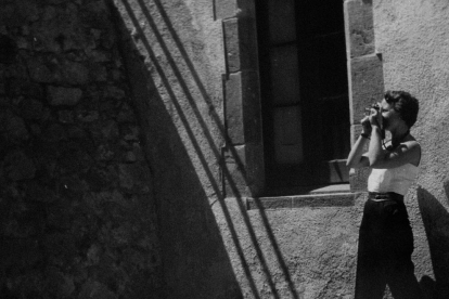 Retrat de retrat. 1950. Palmira capturada per Marcel Giró en un joc de metafotografia