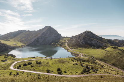 La ruta que arriba als llacs de Covadonga recorre tot els Parc Nacionals dels Picos de Europa, una autèntica  travessa per la natura .