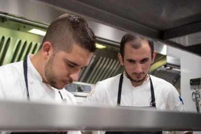 L'Espurna. El jove cuiner Jesús Gimena preparant la curosa presentació de la croqueta de cassola de tros.