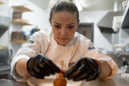 Glassgo. Sara Hermelo acabant de preparar la croqueta d'ànec i foie que ha dissenyat per a la Ruta.