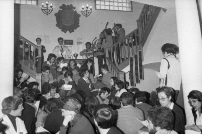 Festa Sant Isidre. Festa de Sant Isidre amb missa campera el 1977 amb el grup dels Palacagüina i el pare Domènec.
