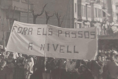 El pas a nivell. La mort de dos joves estudiants a les vies de tren l’any 1978 va provocar una gran manifestació a Lleida 