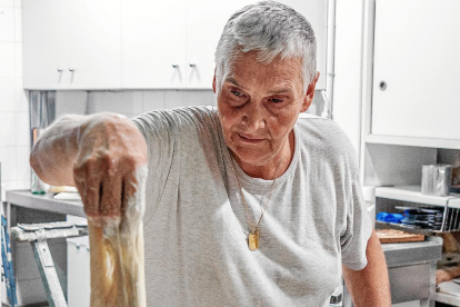 Pep Capell a l'obrador del seu forn, a punt per treballar la massa amb les mans.