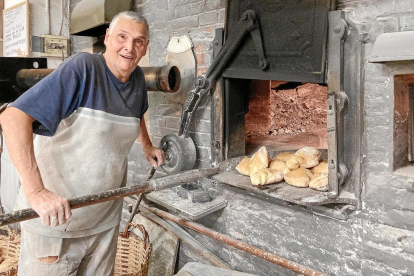 Una vegada cuits els pans s'han de recollir i acostar fins a la boca del forn per deixar-los caure en una panera de vímet.