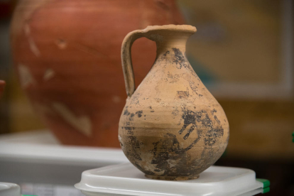 Gerra de ceràmica descoberta a l'avinguda Francesc Macià