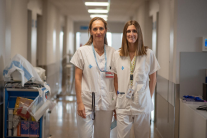 Maria Jaria i Blanca Navarro, adjunta d'infermeria i supervisora de la sisena planta de l'Arnau, respectivament.