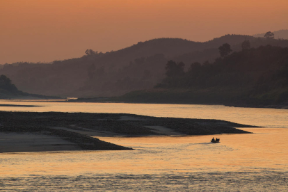 capvespre. Colors daurats del riu Mekong al seu pas per Xieng Kog, a la frontera entre Laos i Birmània.