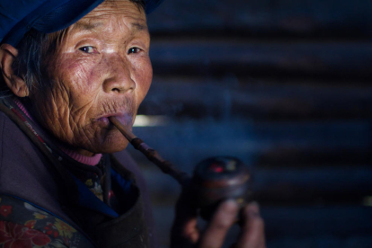 Naxi. Una àvia de l'ètnia naxi, oriünds de l'Himàlaia, de la regió de Yunnan.