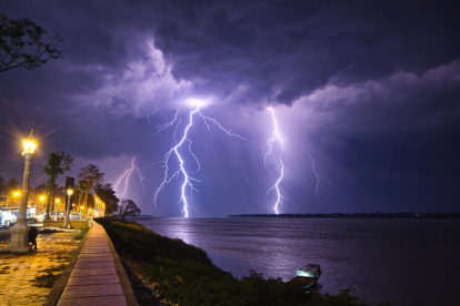 Llamps. Espectacular tempesta sobre el Mekong a Kratie, a Cambodja.
