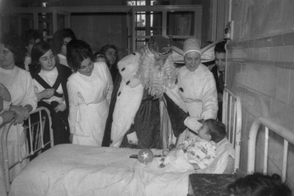 Els Reixos del 1960 anant a visitar nens i nenes ingressats a l'hospital. La tradició no s'ha perdut i Ses Majestats sempre recorden els menuts que estan malalts i els fan una visita.
