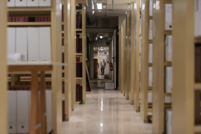 Antònia Capdevila, directora de la Biblioteca Pública, al soterrani, on hi ha el magatzem.