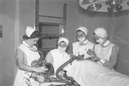 Quiròfan. Sessió fotogràfica d'infermeres als anys cinquanta.