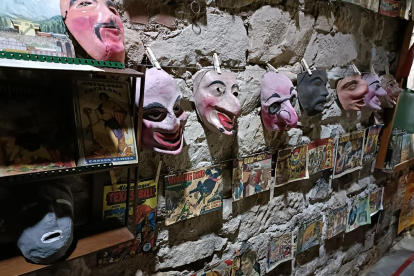 L'exposició de màscares es troba per tot Cal Pauet, al costat d'una col·lecció inèdita de còmics.