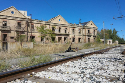 Pla de Vilanoveta. Després de dècades abandonada, en lloc de restaurar l'estació la van enderrocar.