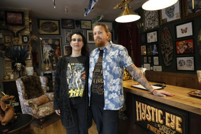 En Yarda i la Linn són
parella i propietaris del local obert des
de l'any 2016, on han pogut anar creixent
i evolucionant com a tatuadors.