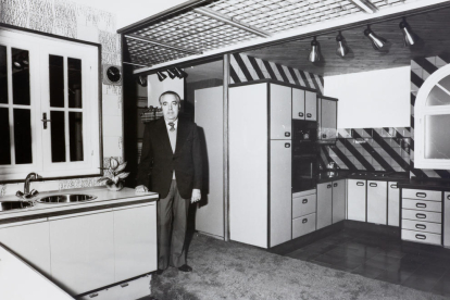 José Banzo, la primera generació de
cuines Hubelsa, a la botiga que tenia al carrer Pi i Margall.