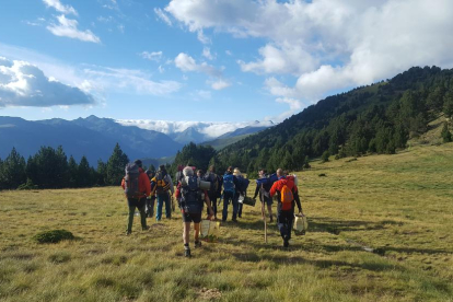 Equipats i preparats. La Fundació Boscos de Muntanya farà enguany quatre torns de treball.