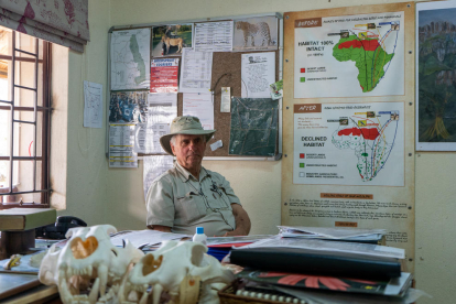 La llegenda del conservacionisme sudafricà Brian Jones, a la seva oficina de la reserva de Moholoholo