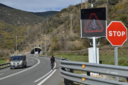 Imatge ahir del senyal activat que alerta de la presència de ciclistes al túnel.