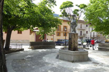 La plaça de Gósol amb una escultura de la dona amb els pans.