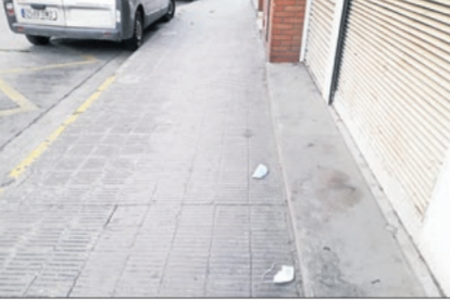 Mascaretes abandonades al carrer Comtes d'Urgell de Lleida