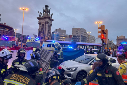 Els Bombers al costat del vehicle que va causar l’atropellament.