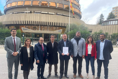 Els diputats abans de presentar el recurs al Constitucional.