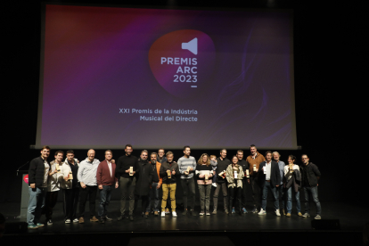 Foto final de grup amb tots els guanyadors de la vetllada, ahir a la nit al Teatre de la Llotja de Lleida.