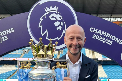 Calzada, amb l’última Premier aconseguida pel Manchester City.