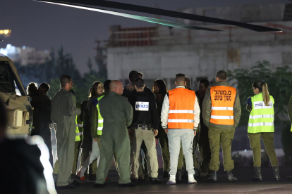 Imatge d’ostatges israelians alliberats ahir a l’arribada al centre mèdic Sheba a Tel HaShomer.