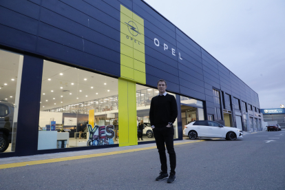 Carlos Llovera, gerent de Peugeot i Opel davant les noves instal·lacions de la firma.