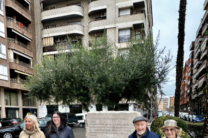 Carme Vidalhuguet, Lorena González, Josep Vallverdú i Antonieta Vilajoliu, ahir al costat de l’estela.