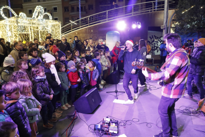 La banda Fauna va estrenar a Ricard Viñes la nadala del Grup SEGRE, ‘El Nadal comença amb tu’.