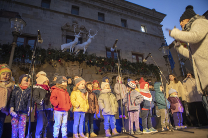 La banda Fauna va estrenar a Ricard Viñes la nadala del Grup SEGRE, ‘El Nadal comença amb tu’.