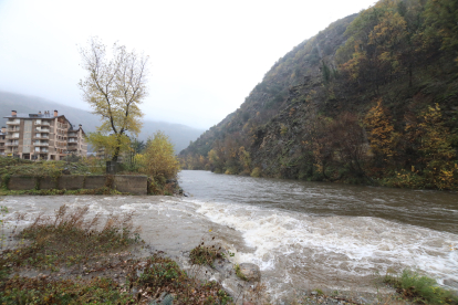 El torrent de Sant Antoni desembocant a la Noguera Pallaresa a Rialp.