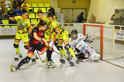 Jugadores del Vila-sana defensen Txell Gimeno, que va marcar un dels gols del Sant Cugat.