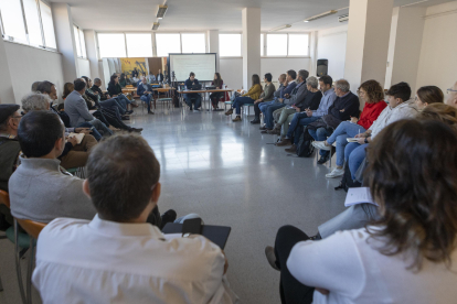 Uns 40 alcaldes i edils de tot Catalunya es van reunir ahir a Anglesola.